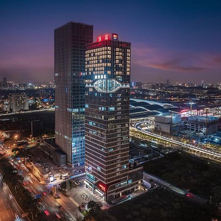 Отель Radisson Red Guangzhou South Railway Station Экстерьер фото