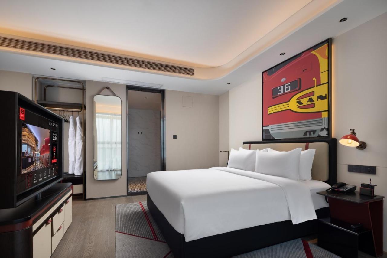 Отель Radisson Red Guangzhou South Railway Station Экстерьер фото