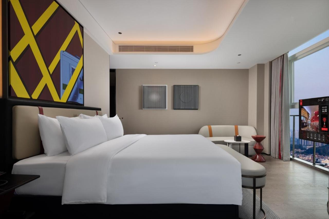 Отель Radisson Red Guangzhou South Railway Station Экстерьер фото