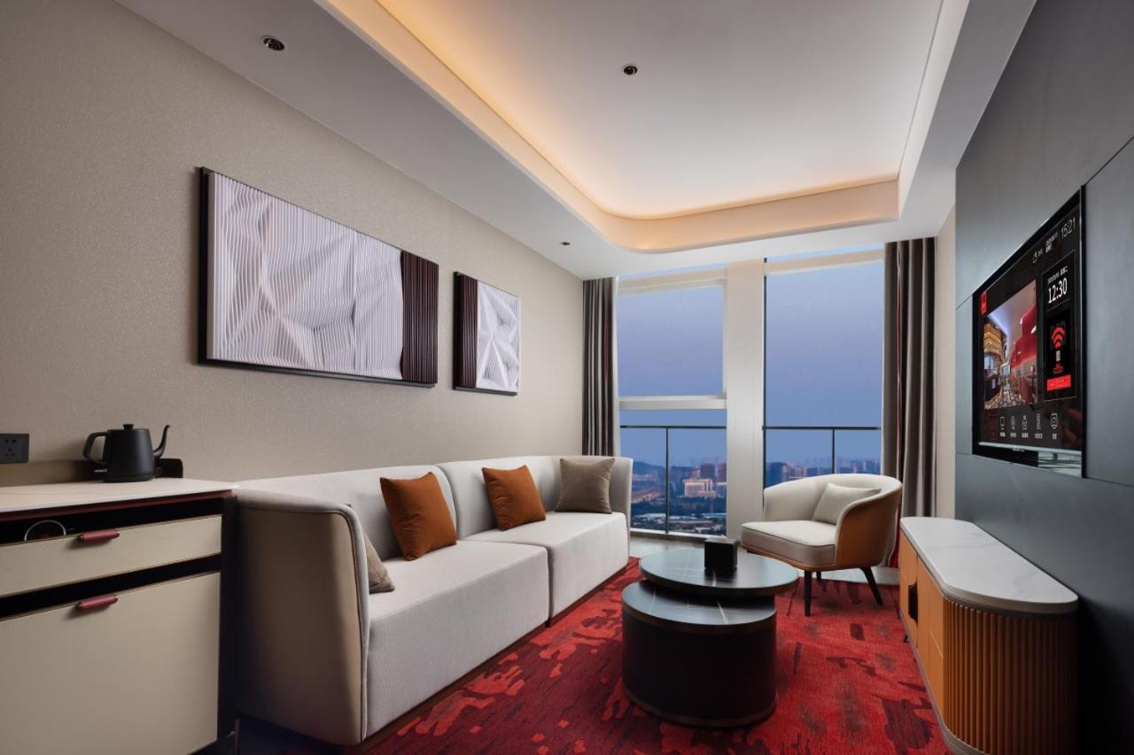 Отель Radisson Red Guangzhou South Railway Station Экстерьер фото