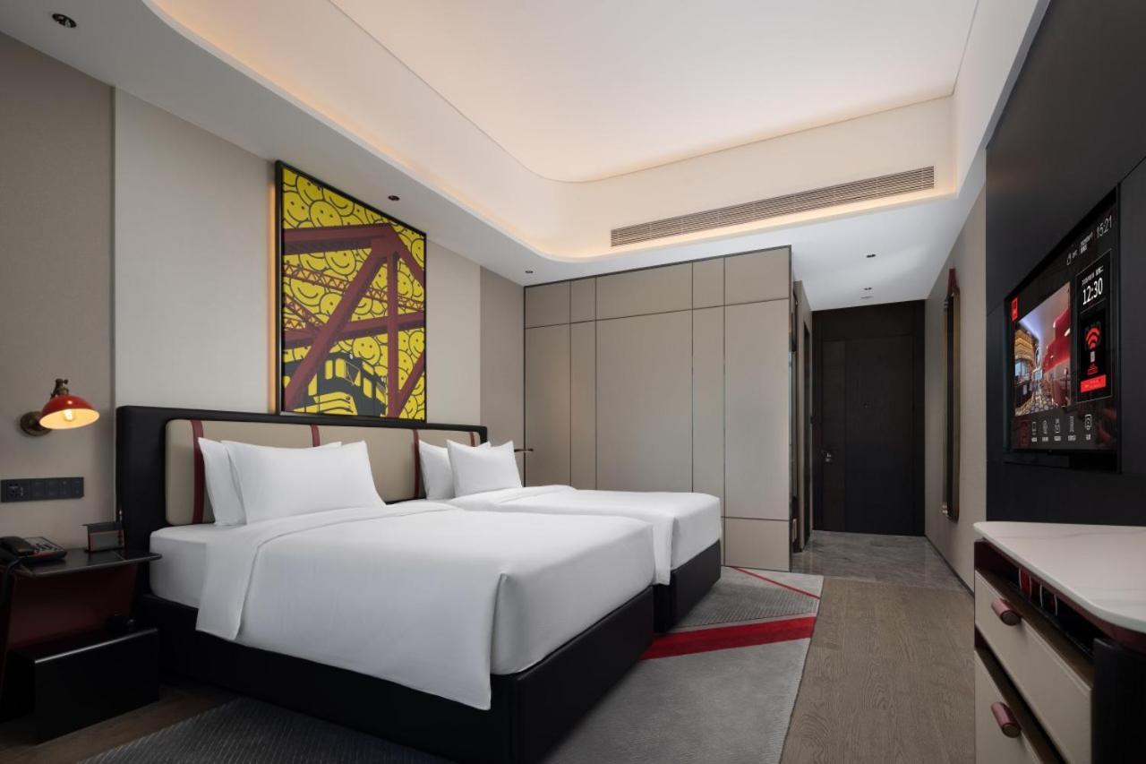 Отель Radisson Red Guangzhou South Railway Station Экстерьер фото