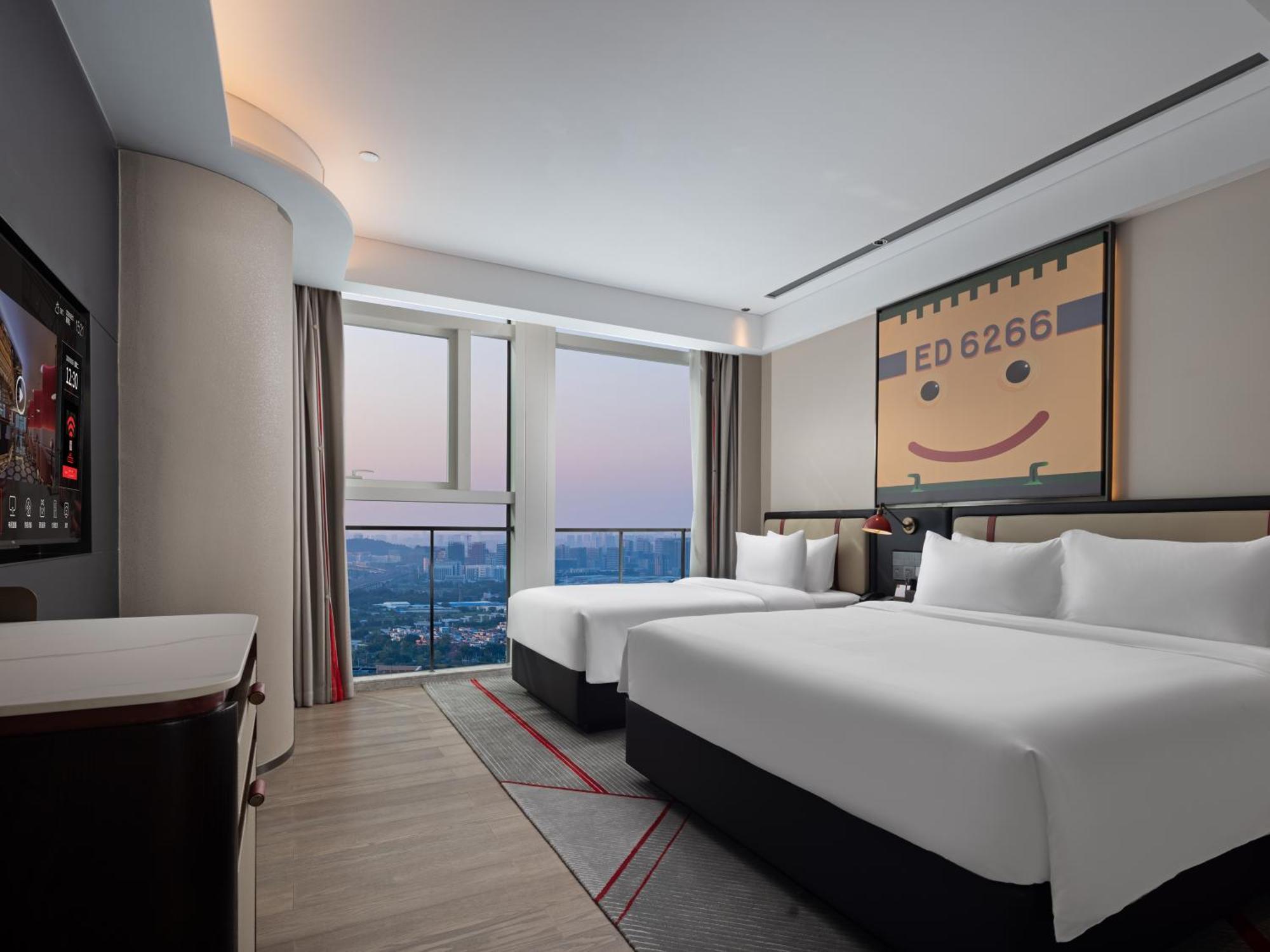 Отель Radisson Red Guangzhou South Railway Station Экстерьер фото