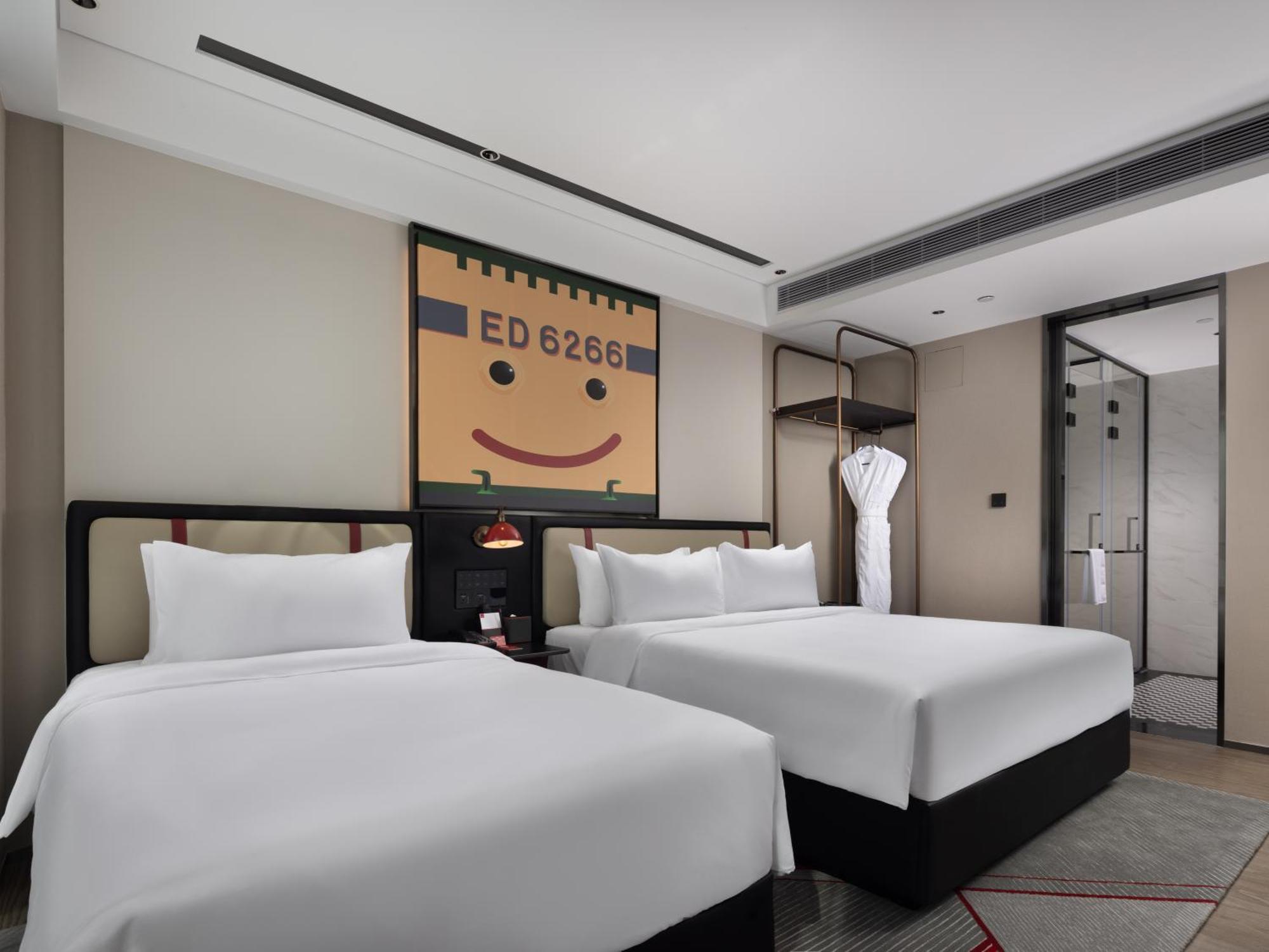 Отель Radisson Red Guangzhou South Railway Station Экстерьер фото