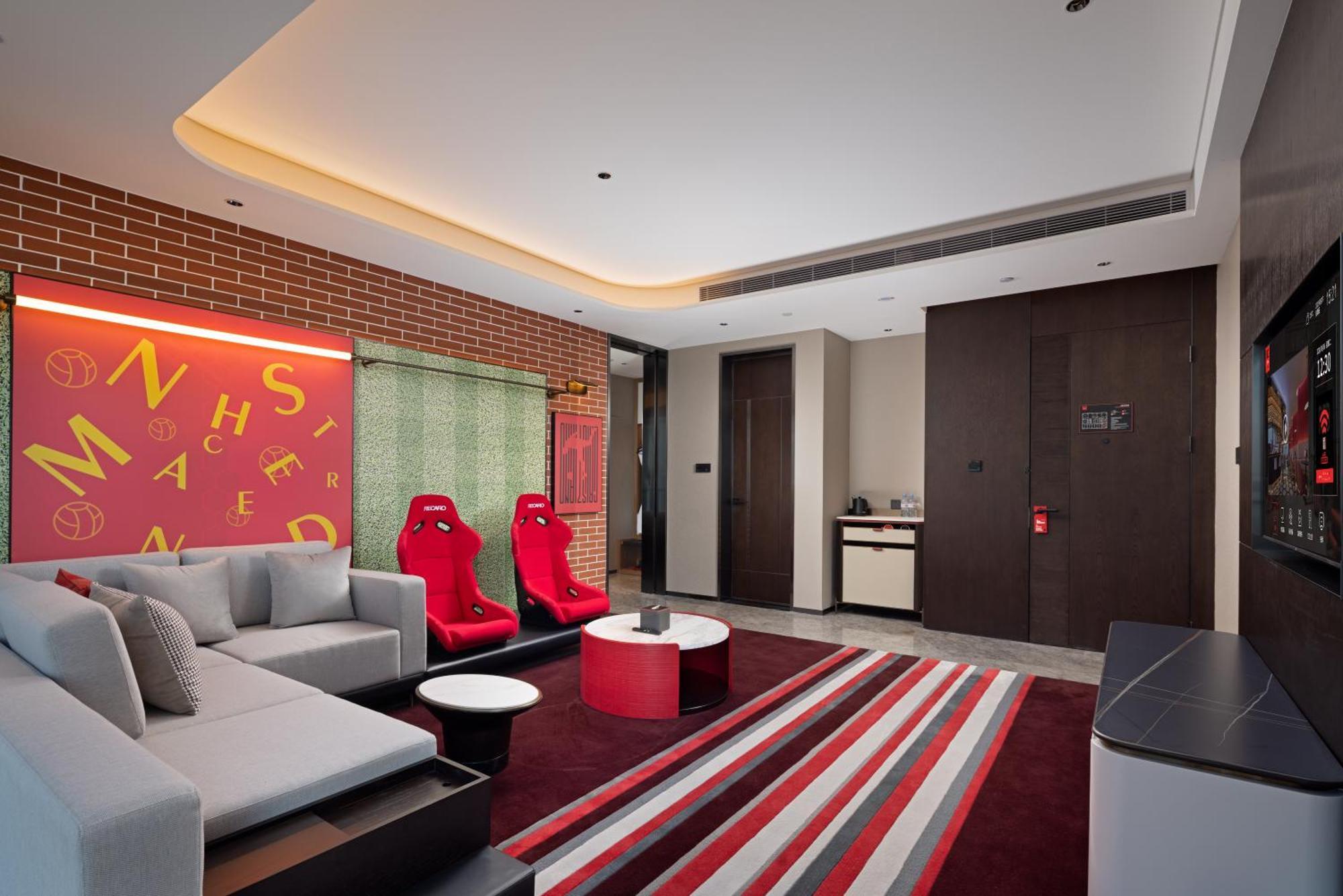 Отель Radisson Red Guangzhou South Railway Station Экстерьер фото