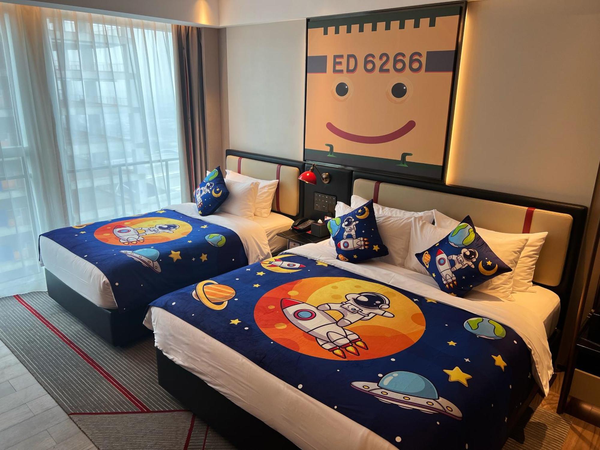 Отель Radisson Red Guangzhou South Railway Station Экстерьер фото